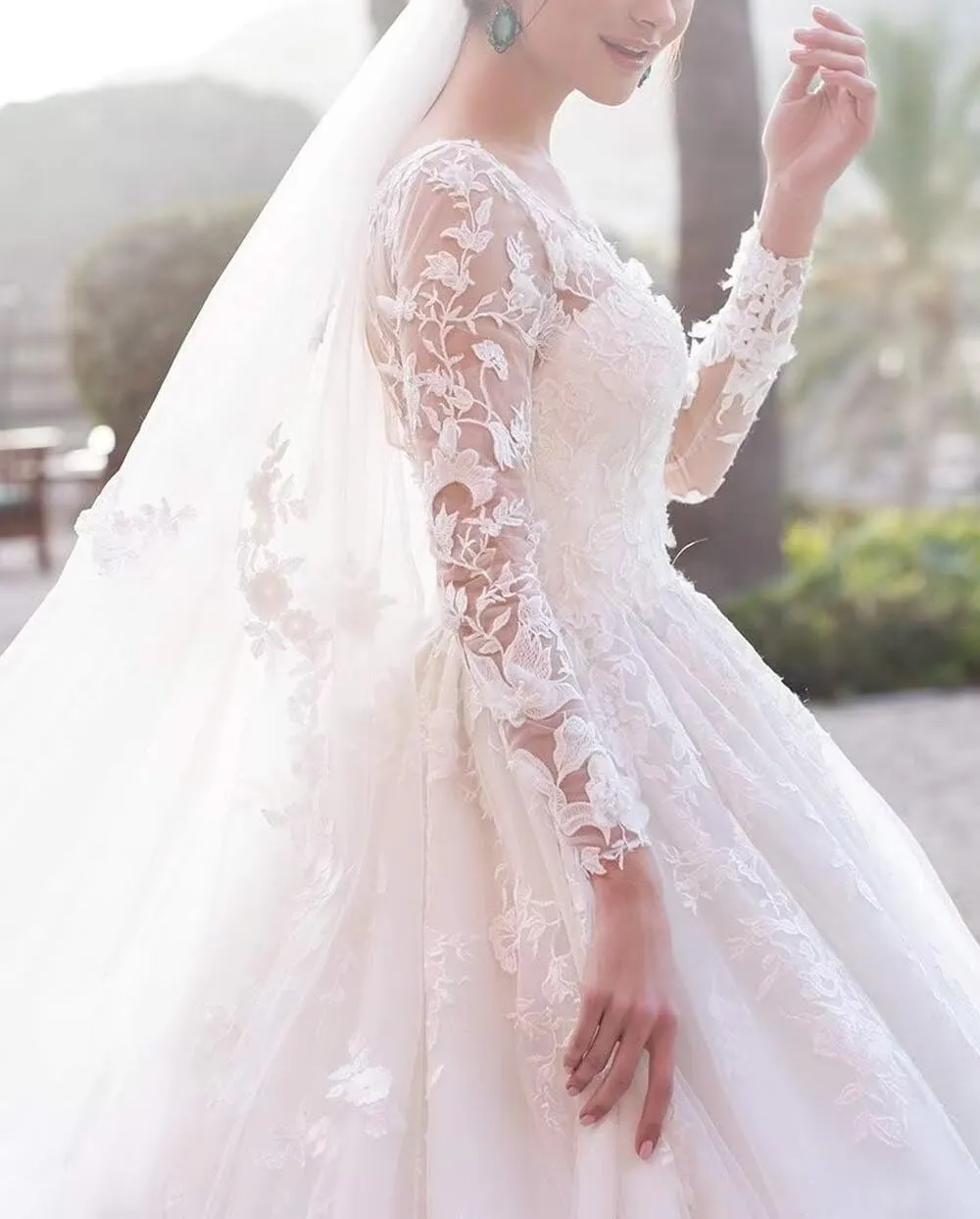 A-line Long Sleeves Wedding Dresses for Brides 2025 Lace Appliqued Princess Scoop Neck Bridal Gowns with Sweep Train