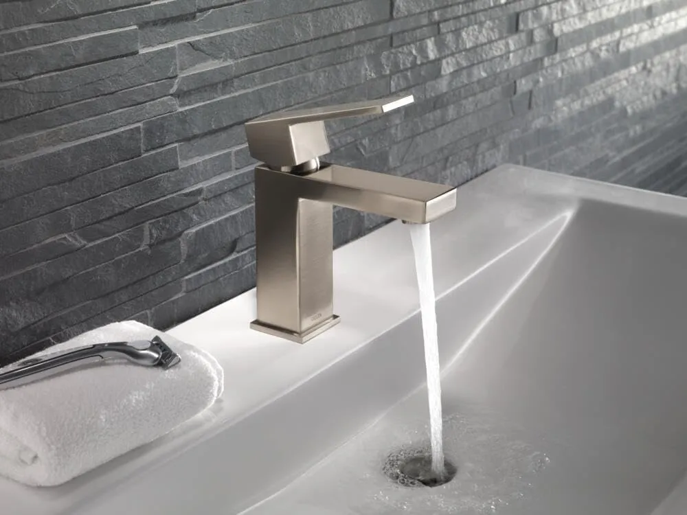 Delta 567LF-SSPP Modern Bathroom Faucet, 1.2 GPM Water Flow, Stainless
