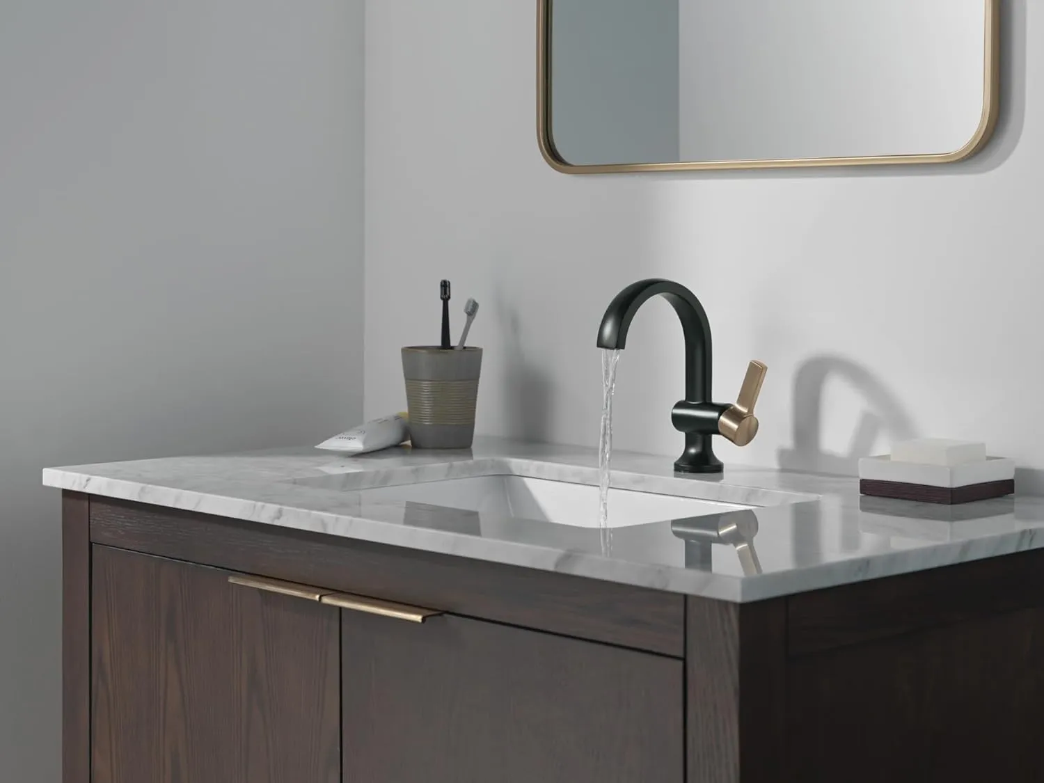 Delta Faucet Albion Single Hole Bathroom Faucet, Black/Gold Single Handle Bathroom Faucet, Bathroom Sink Faucet, Metal Push Pop-Up Drain Assembly, Matte Black/Champagne Bronze 15855LF-GZ
