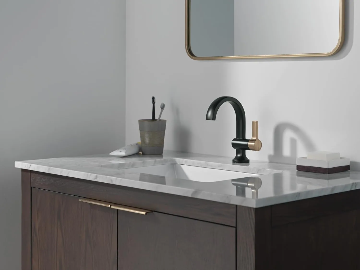Delta Faucet Albion Single Hole Bathroom Faucet, Black/Gold Single Handle Bathroom Faucet, Bathroom Sink Faucet, Metal Push Pop-Up Drain Assembly, Matte Black/Champagne Bronze 15855LF-GZ