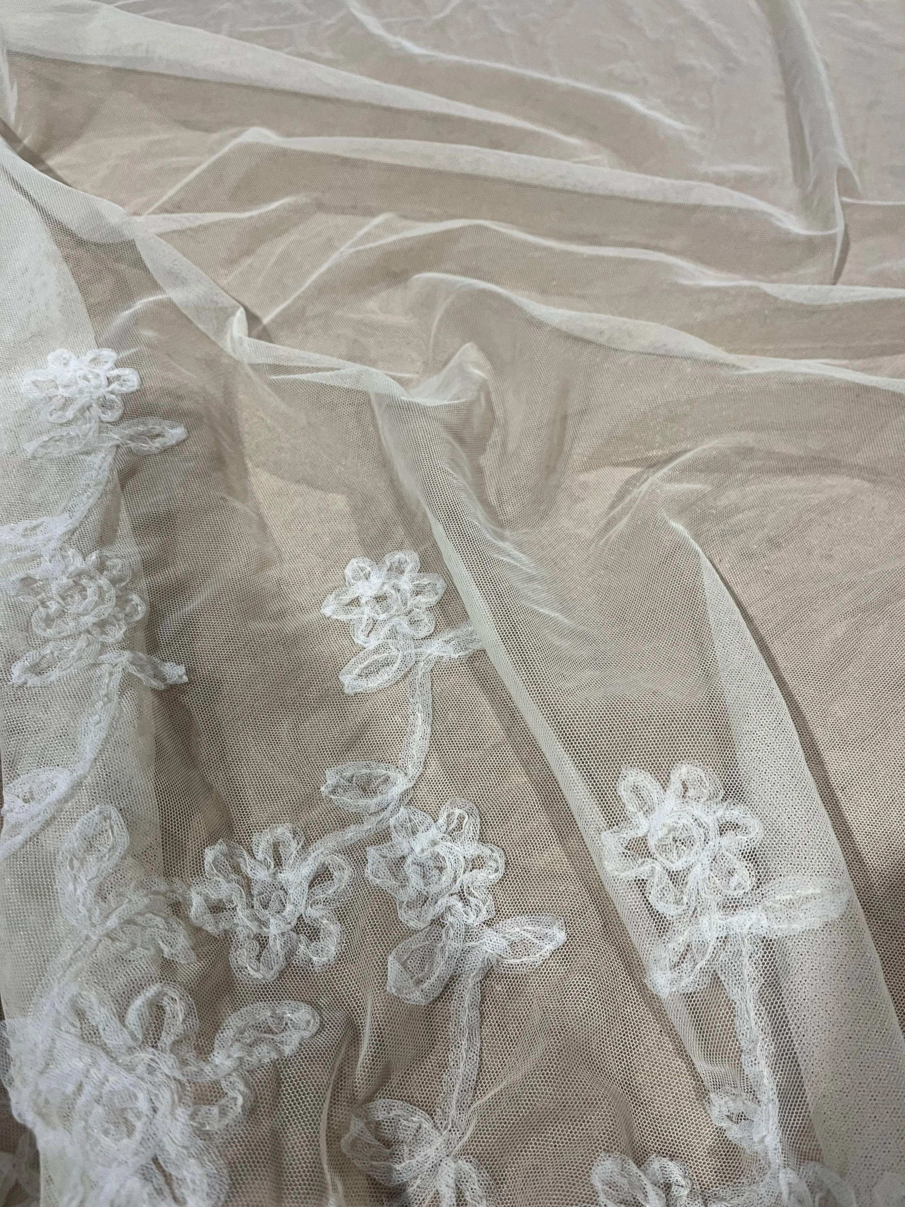 H02 Léon 005 tulle stretch witht embroidered flowers