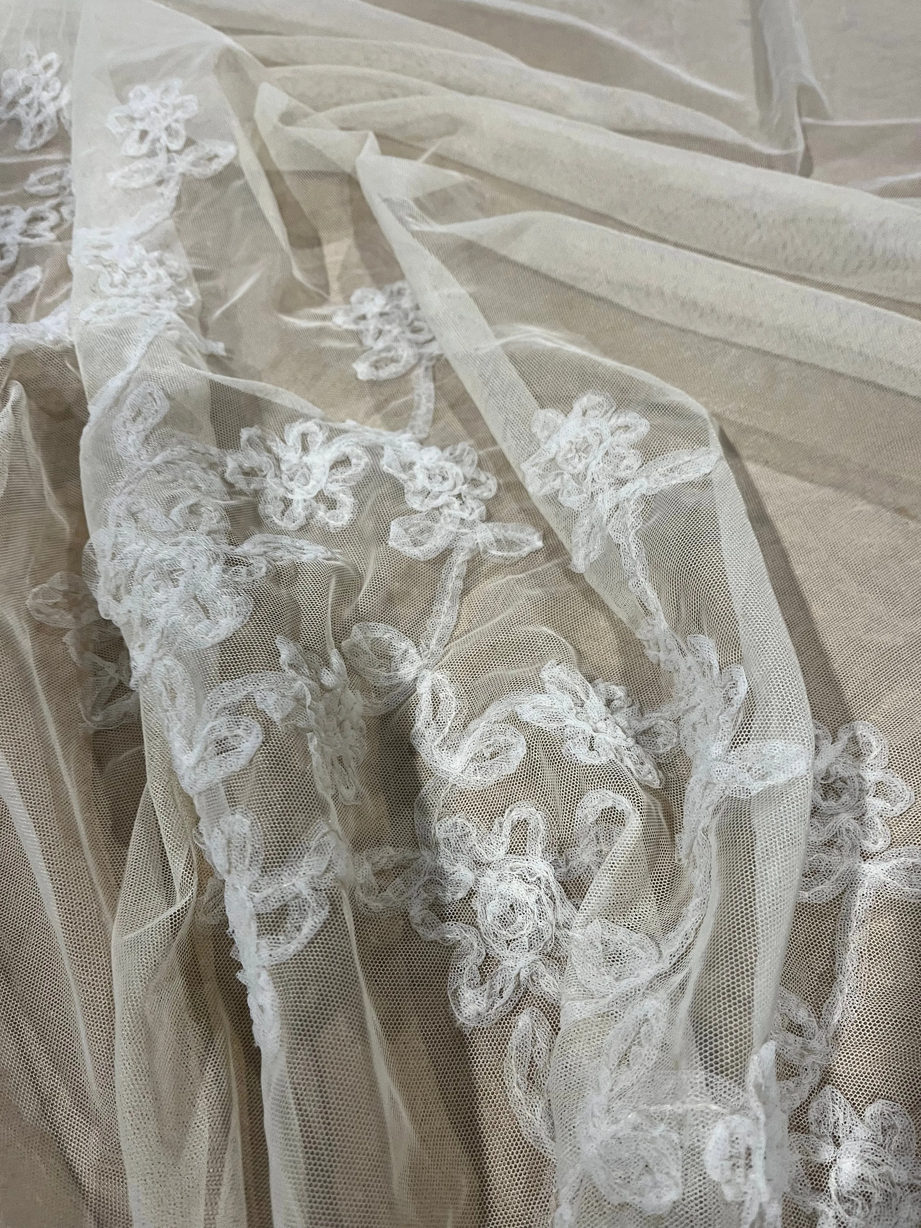 H02 Léon 005 tulle stretch witht embroidered flowers