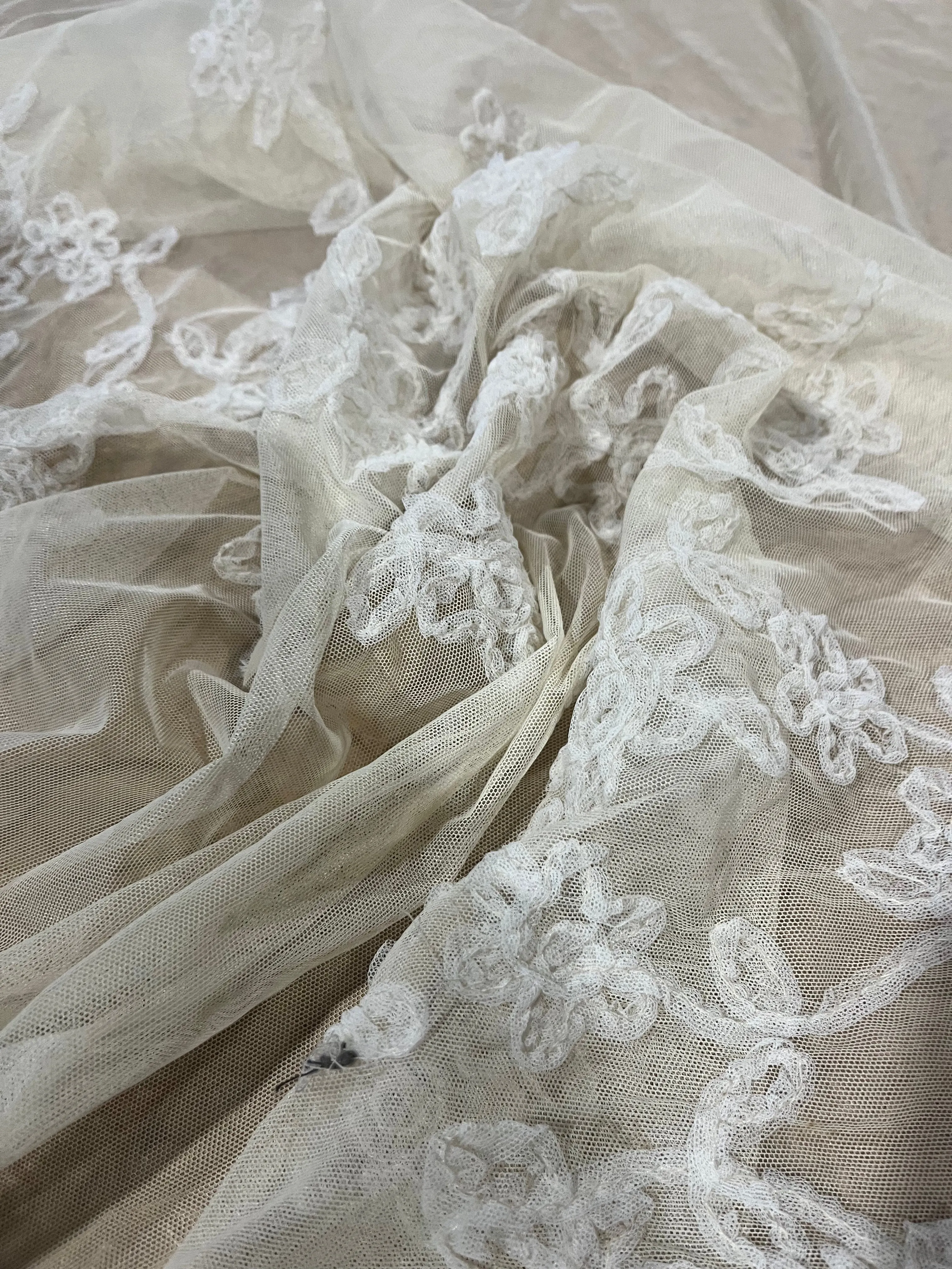 H02 Léon 005 tulle stretch witht embroidered flowers