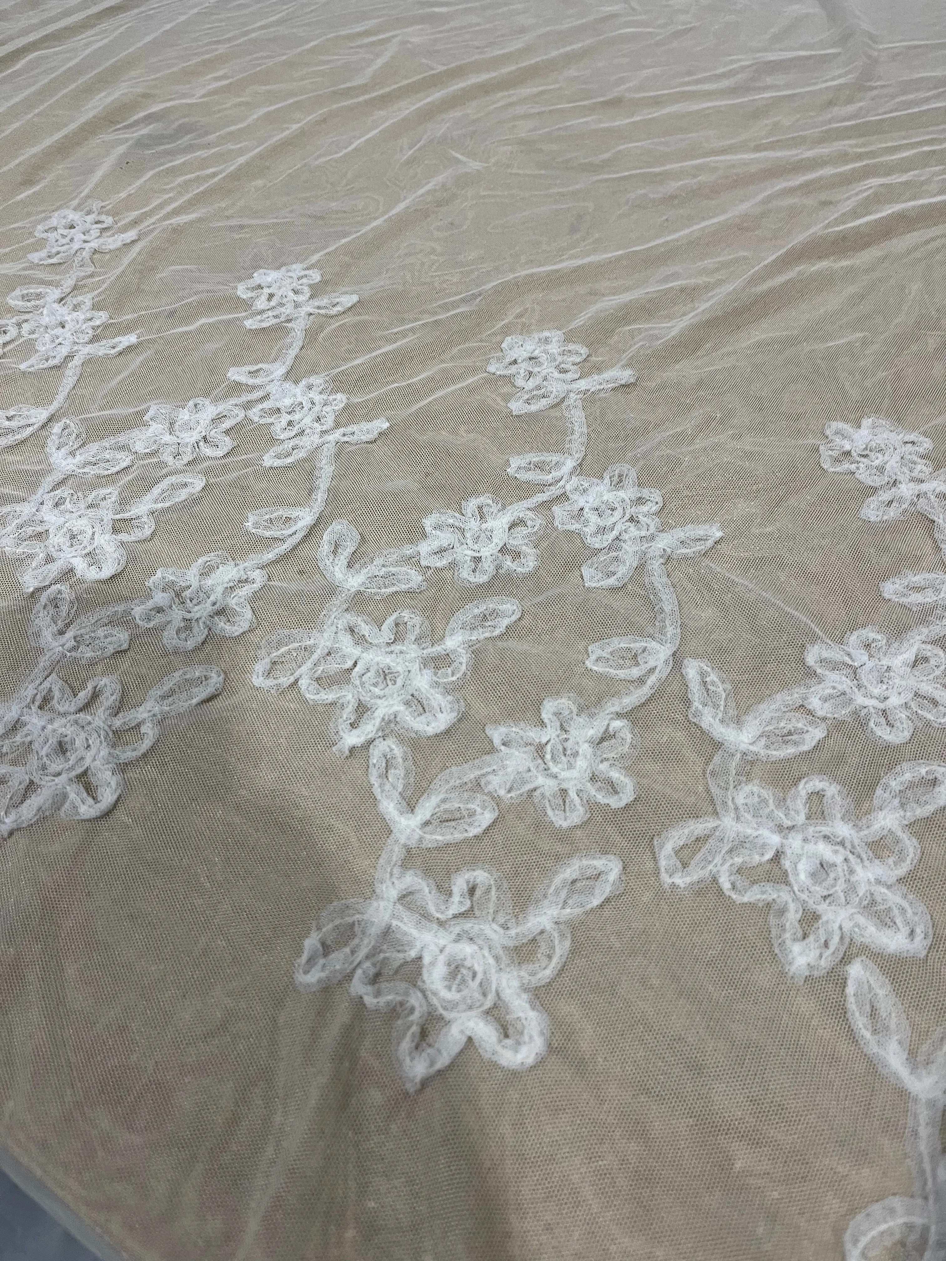 H02 Léon 005 tulle stretch witht embroidered flowers