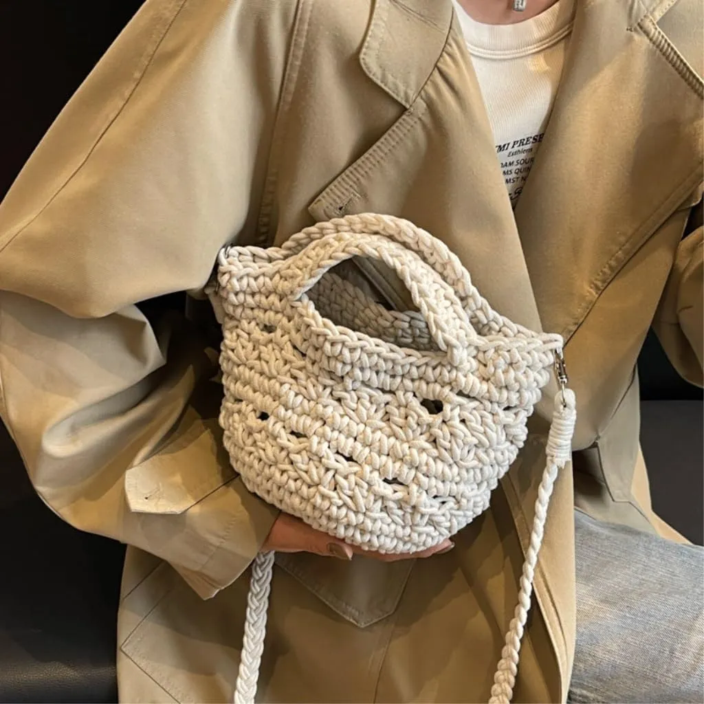 Large capacity Bag Straw Woven Bag Versatile Crossbody Bag Beach Bag Niche One-shoulder Hollow Holiday Bag Ladies shoulder Bag(White)