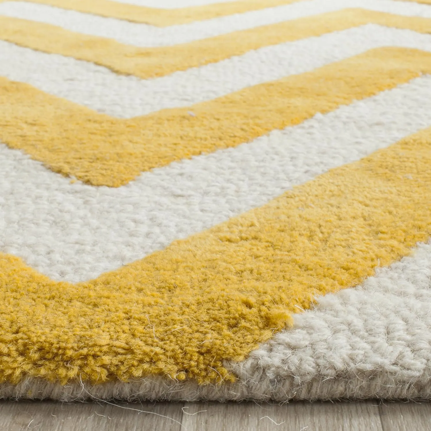 SAFAVIEH Cambridge Collection 3' x 5' Gold / Ivory CAM139Q Handmade Chevron Premium Wool Area Rug