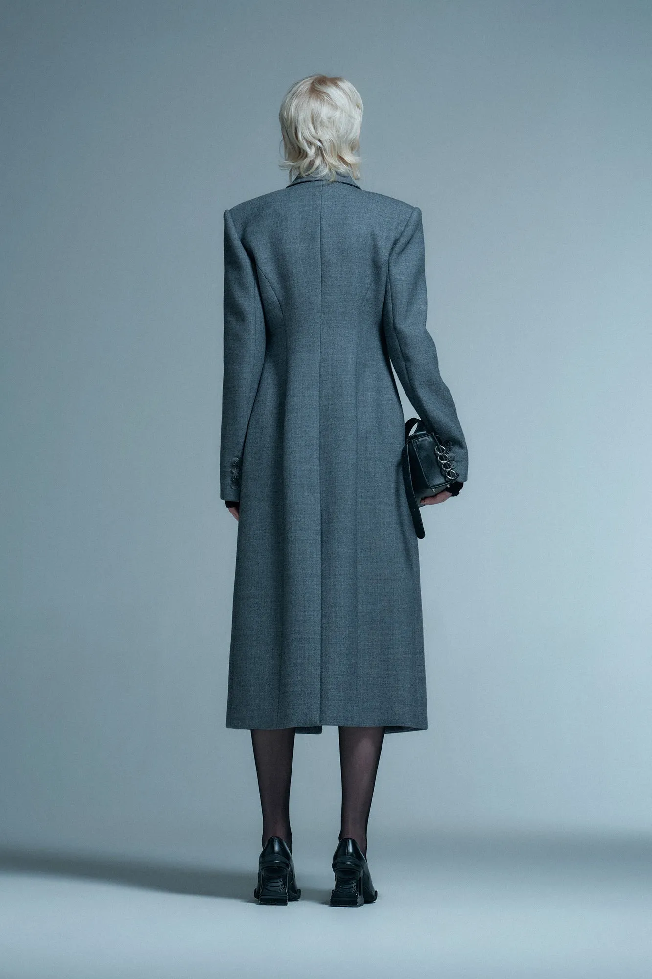 Three-dimensional waisted coat