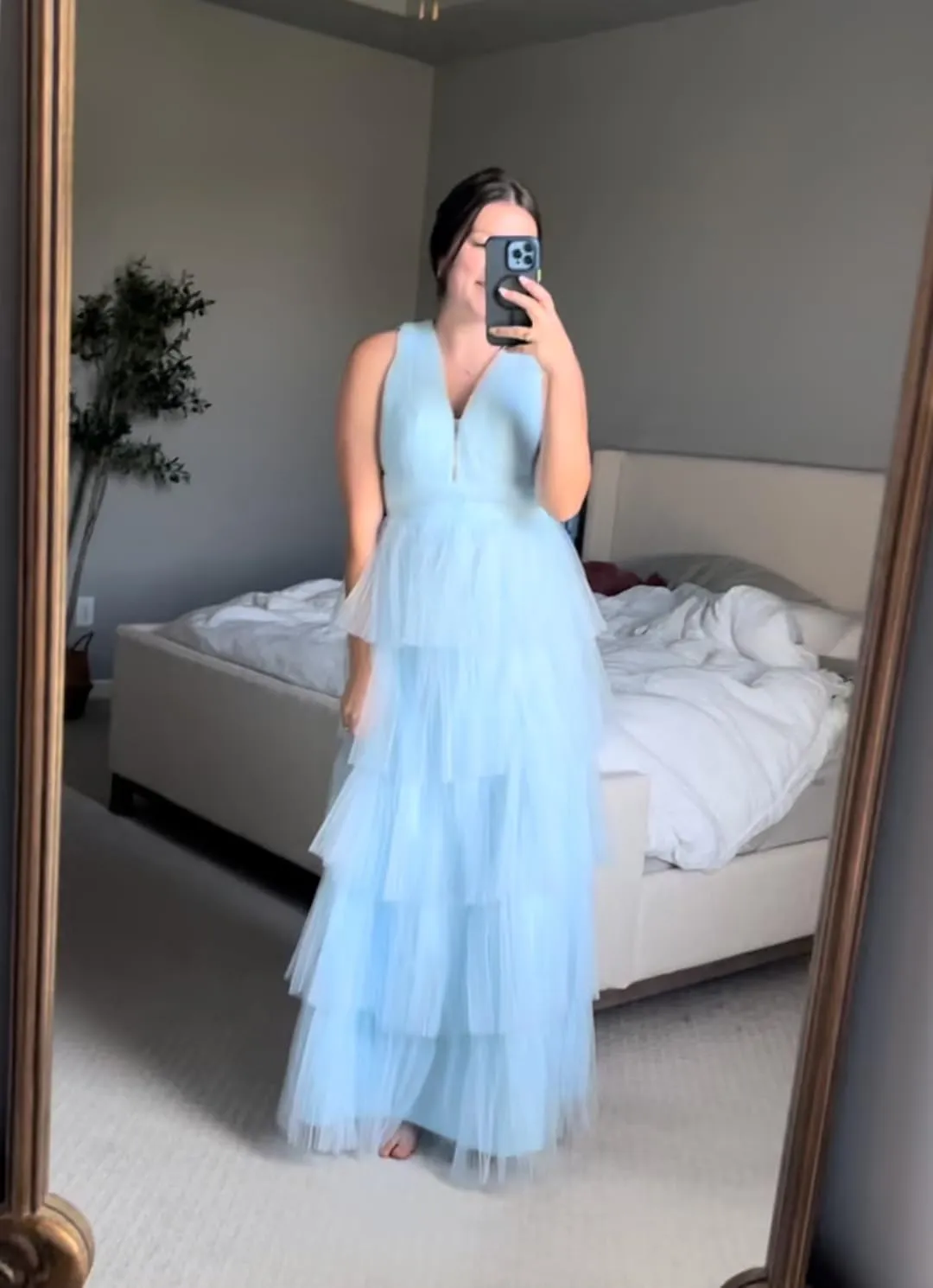 Women's Tulle Prom Dresses V Neck Ruffled Formal Evening Party Gowns Long Backless Ball Gowns A-Line